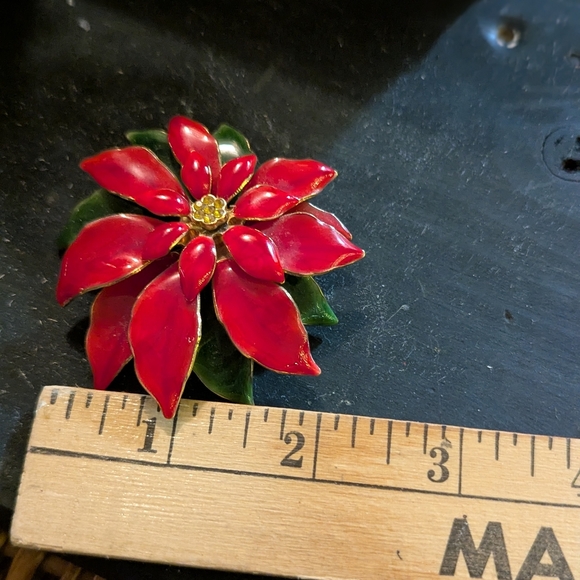 Vintage gold enamel poinsettia pin brooch - Picture 2 of 3